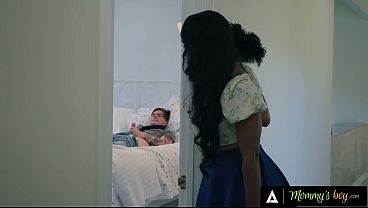 マミーズボーイ - オーガスト・スカイの熟女継母が怪我をした義理の息子におっぱいフェラと手コキで助ける