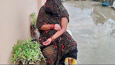 Download Video - Bhabhi ki garden me chudai ki