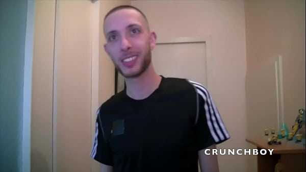 hetero barbu baise son pote gay