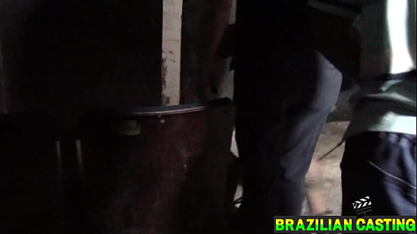 Husband convinces his wife to go to the Cine Kratos to meet him, ends up being screwed by a Gavião who time getting into the pussy of the woman with the cuckold.