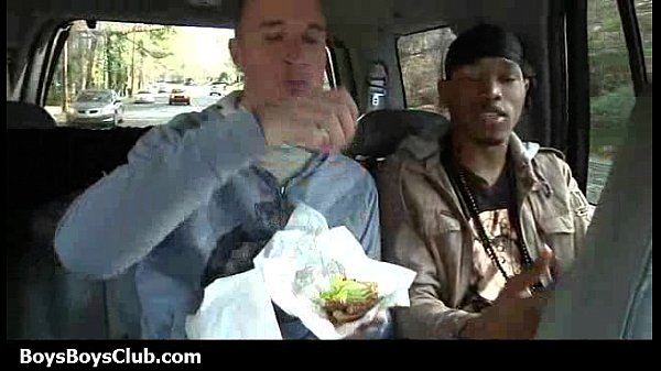 Des Mecs Noirs Musclés Baisent Un Garçon Gay 09