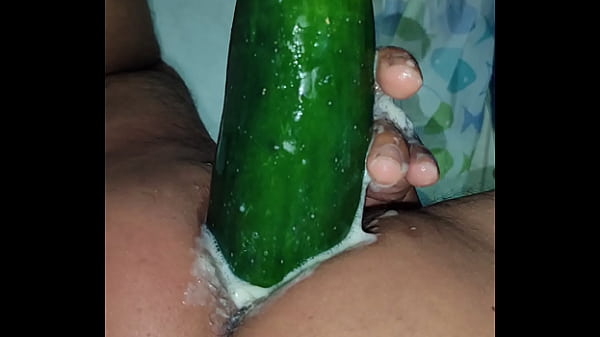 Emersonxbravo - Sexo anal con pepino por el culo