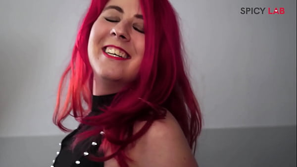 Gangbang per la giovane troietta rossa Valentina Palermo circondata da enormi cazzi, con Sheri Taliani e molti altri maschioni