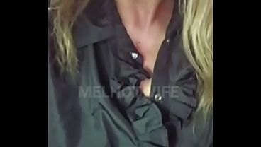 ENQUANTO O CORNO FAZIA COMPRAS, O MACHO ARROMBOU MEU CU E GOZOU DENTRO NA RUA DO LADO