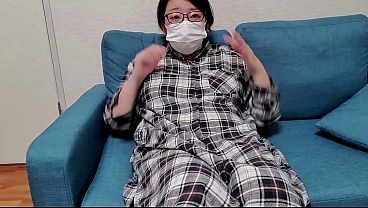 車の中で夢中でオナニーする人妻