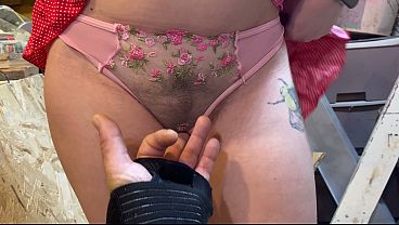 ガレージで毛深いおまんこを持つ赤毛の作業員の女の子と、骨折した手を持つ男とセックス