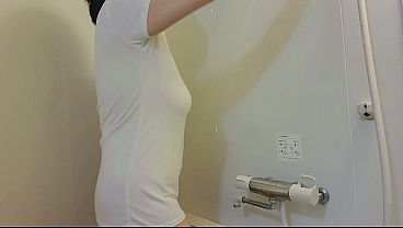 お風呂でイヤらしくオナニーする人妻
