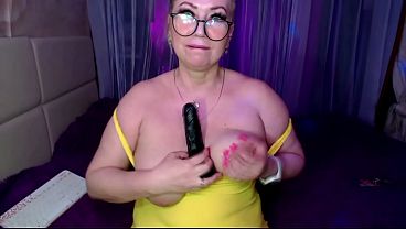 A mature whore, a webcam model, sucks her husband’s dick after private sessions with strangers.!. (32)