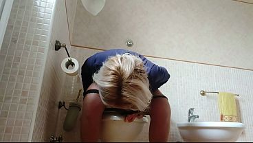 umilio la troia di tua madre mentre sto sul cesso- pee and dirty talk