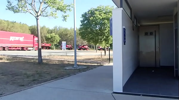 Download Video - surpris en fin de balade nu dans des chiottes d'autoroute