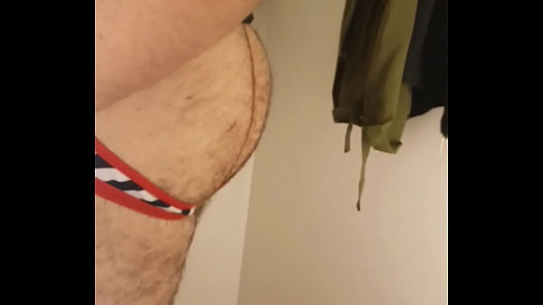 Urso de jockstrap no provador da loja