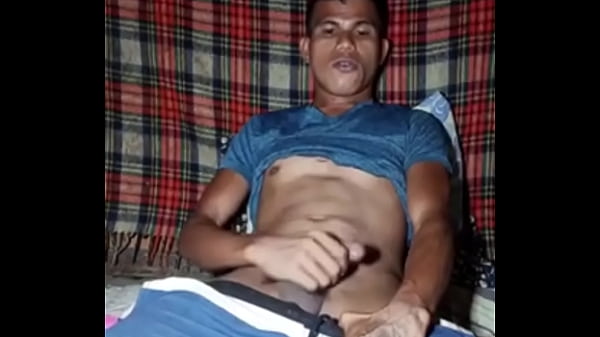 Cafu&ccedil;u gostoso e pirocudo batendo uma punheta g...