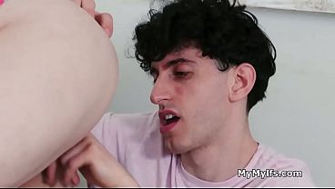 Freeusing her milf pussy makes him calm down after a hard day