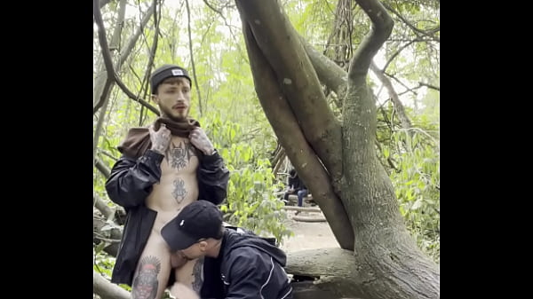 FUDENDO NO MATO NA FRENTE DE VARIOS CARAS