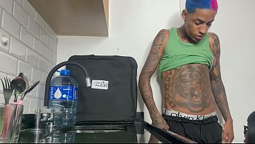 Cheguei do trabalho cansado e na faxineira novinha de 18 anos falou que ia me dar bocetinha