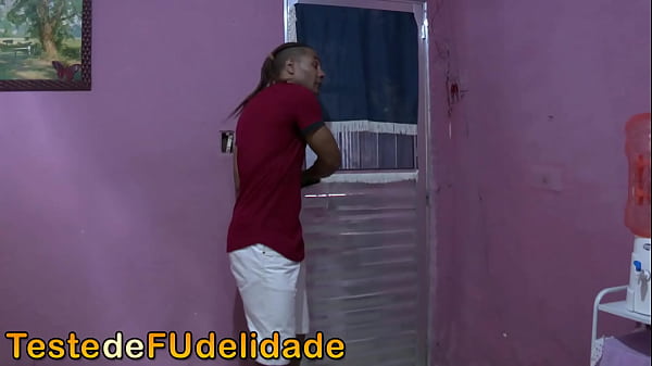 Comeu o cu da novinha depois que flagrou ela rebolando em seu quarto