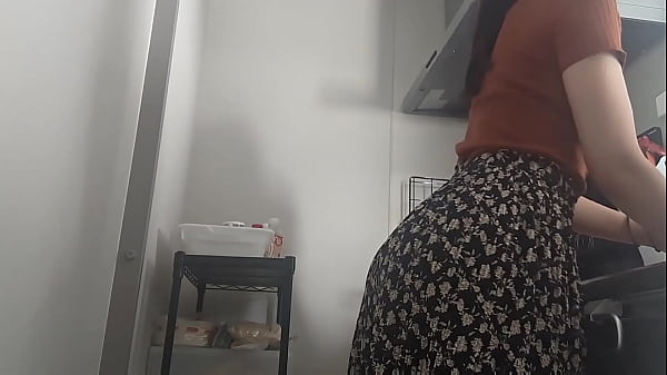 キッチンで家事しながらパンツの中に玩具入れたら...