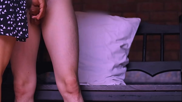 La hermanastra y el infiel intercambiaron miradas secretas en el pasillo.