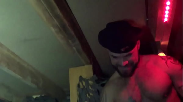 Fist session pour un mec de cit&eacute; dans ses potes...