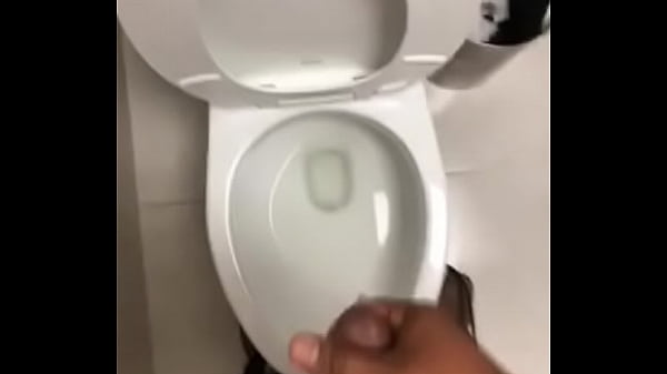 Mi prim@ me siguió al baño y me la chupo