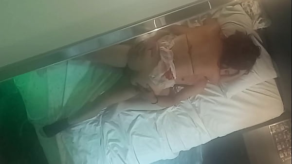 Follando a una amiga en un hostal, que rico gime la perra.