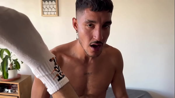 Download Video - Con mi amigo hetero cuando nos quedamos solos nos gusta follarnos duro - bareback- sem camishina