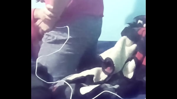 Download Video - Heteros se depilan el trasero por diversi&oacute;n y terminan calientes follando close up pt 1