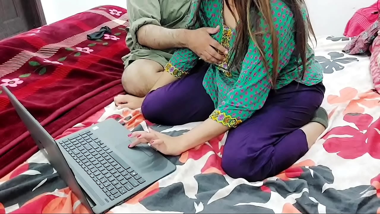 Chubby Pakistani Desi Aunty Fingering her Hairy Pussy on Camera and enjoying herself