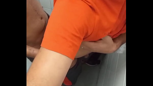 No banheiro da esta&ccedil;&atilde;o do metr&ocirc; servindo aos ma...