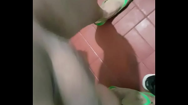 Moviendo mi pija en mi cuarto