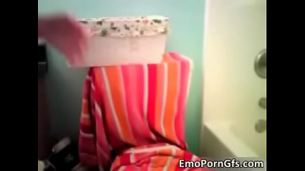 Slutty emo chick fingered her tight