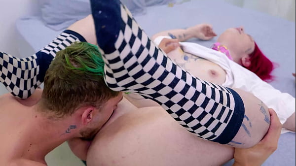 Novinha branca tatuada chupou meus p&eacute;s e deu go...