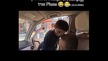 Enano besando a chica urgida