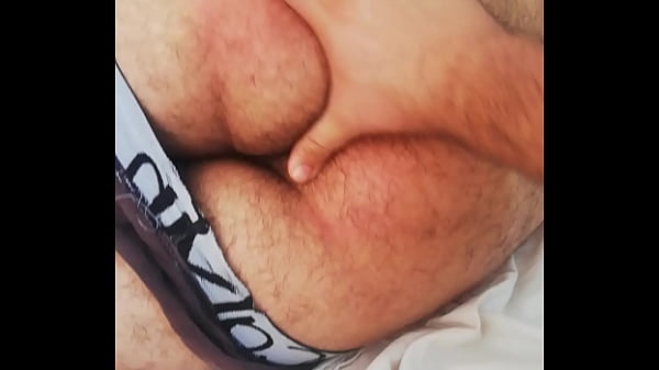 Azotando el culito de mi novio