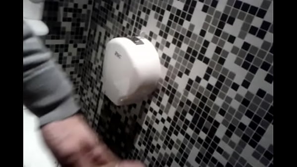 Punheta no wc