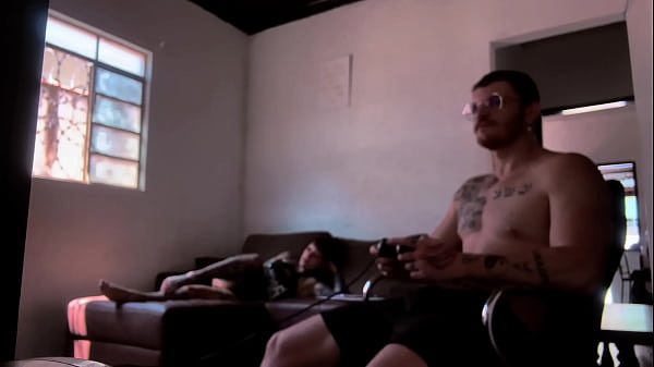 Behind the scenes of the recording sucking Carmona playing video games
