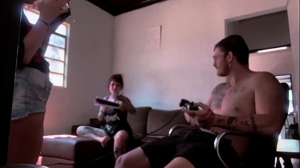 Behind the scenes of the recording sucking Carmona playing video games