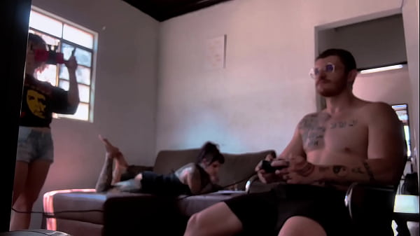 Behind the scenes of the recording sucking Carmona playing video games