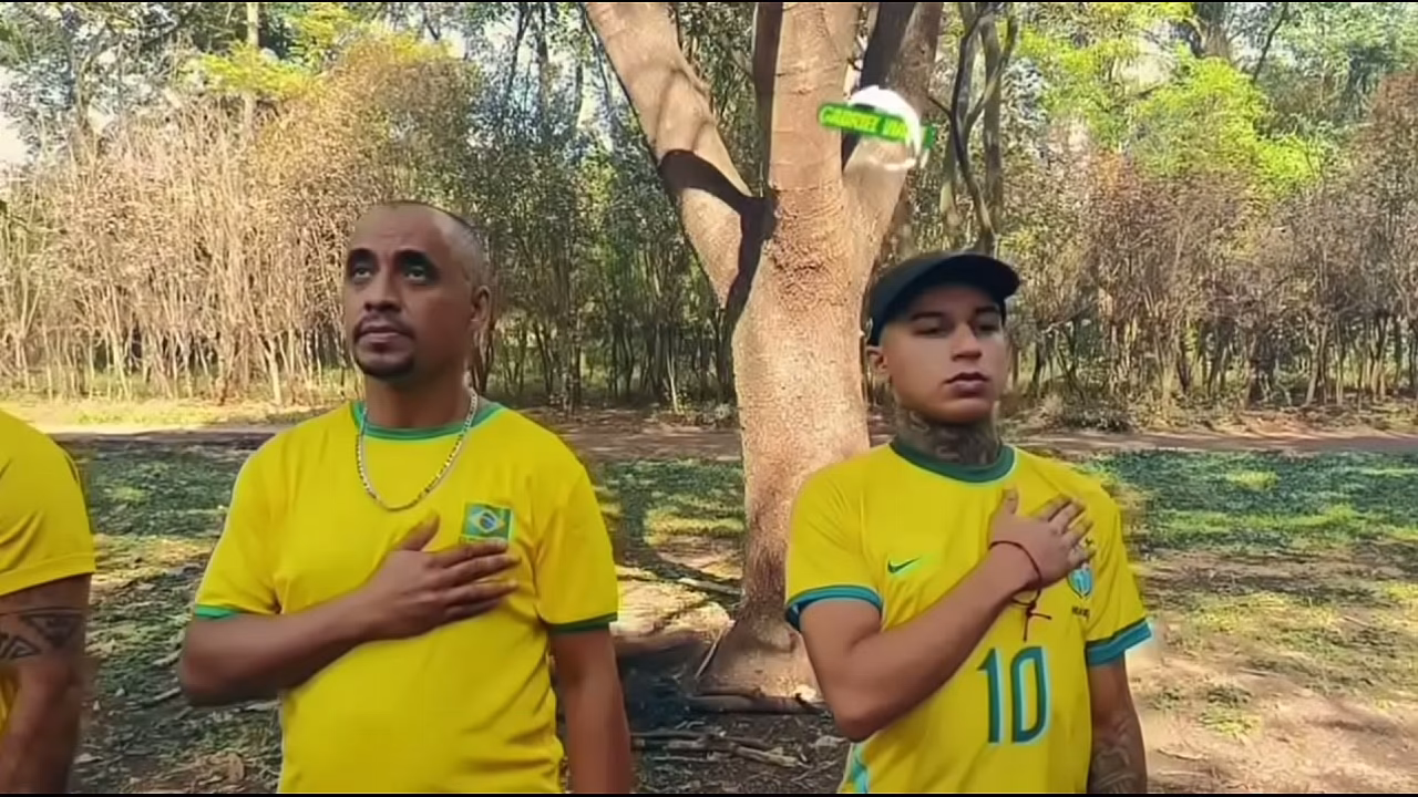 Sexo sin protección con los jugadores brasileños después del partido.
                        gay muchos negros