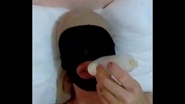 维亚迪尼奥戴着避孕套喝牛奶。同性恋吃避孕套里的精液