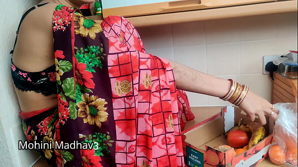 भारतीय देसी फल विक्रेता महिला ने सौदेबाजी के लि...