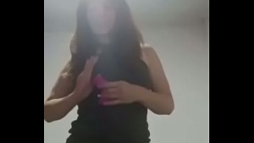 美しいパラグアイ人女性がセクシーなランジェリーを着て、バイブレーターを肛門に挿入して自慰行為をする。