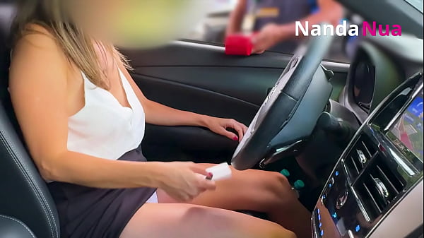 Download Video - Esposa safada exibindo peitos e pagando calcinha para frentista em posto de gasolina