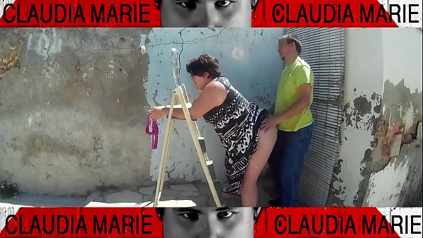 Download Video - Le quito las bragas a la gorda y le hago una buena comida de coño contra la pared&period;