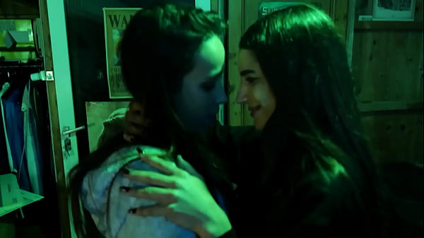 Alumnos de Escuela T&eacute;cnica se Graban Cogiendo en HD al Aire libre! Afuera de los salones! Alumna Hermosa la CHUPA y SE DA unos SENTONES en el PATIO en HD! COMPLETO