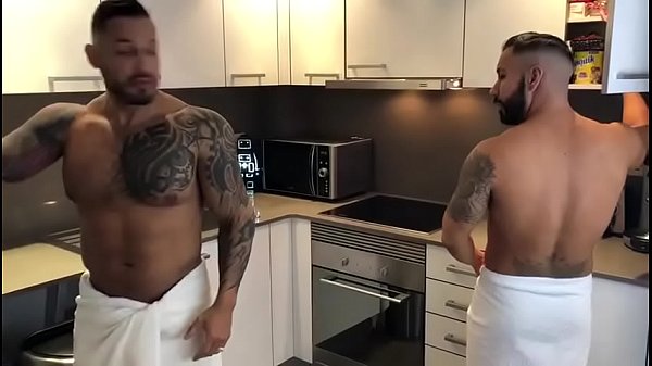 Noel Santoro y Viktor Rom se despiertan cachond...