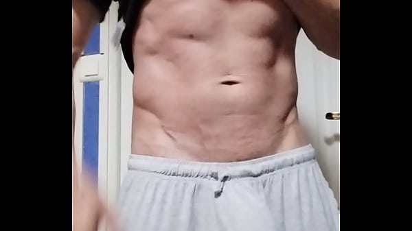 Le beau Norik se branle jusqu'au jus