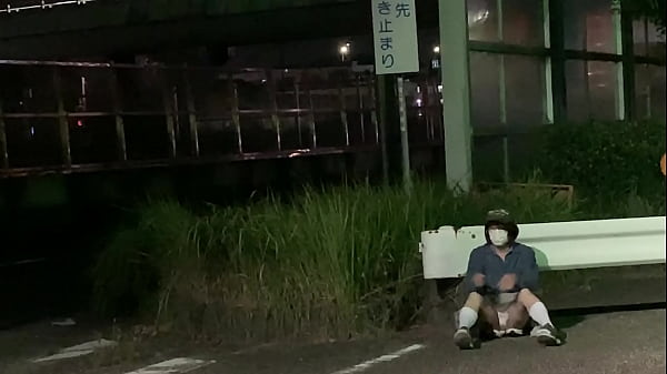女装子まゆちゃんが深夜の側道でしゃがみパンチラ...