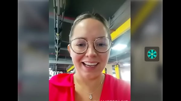 Gym Ahow Son Soutien-Gorge De Gym Et Ses Seins Sur La Gym