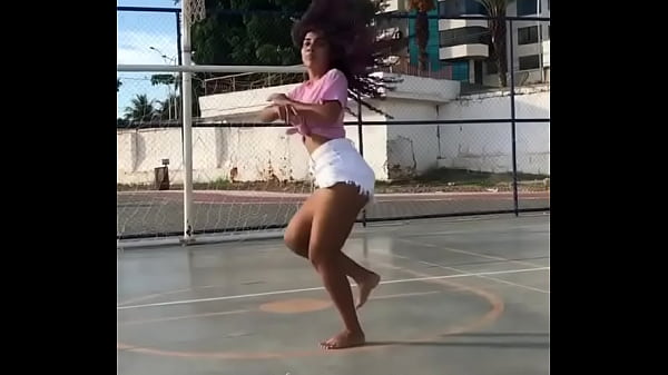 Francilene dançando de shortinho só tapão nervoso na raba dessa gostosa